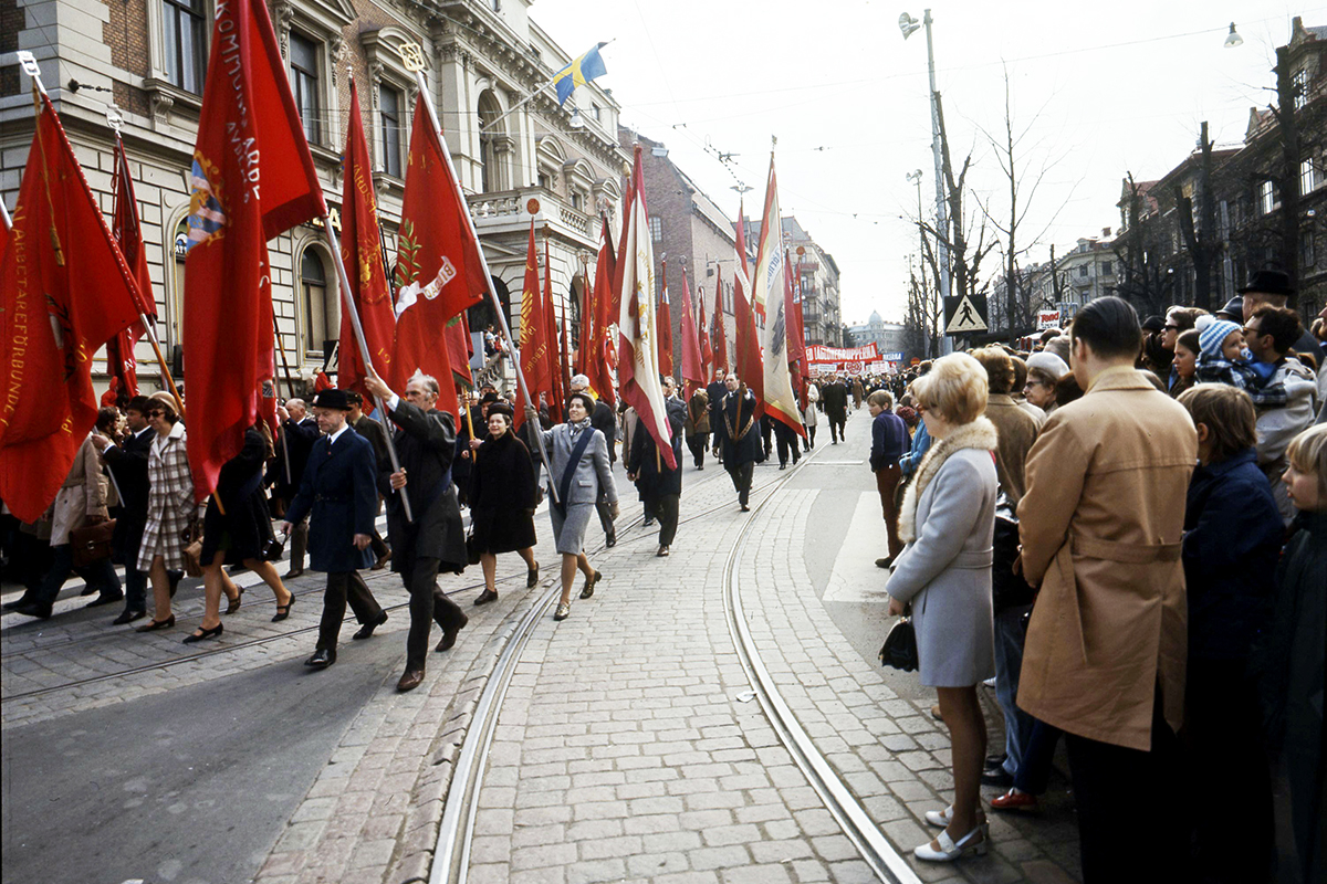 Finklädda demonstranter på första maj i Göteborg 1970. På banderoller och plakat manas till fred och avspänning i världen. Ett par dagar tidigare hade USA utökat sitt krig i Vietnam och gått in i Kambodja. Foto: Kamerareportage/TT