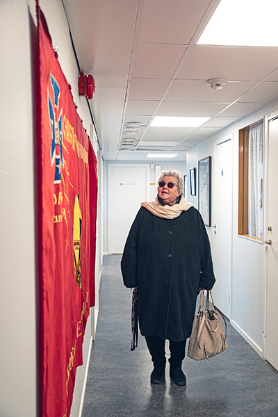 Hej då Svenska Transportarbetareförbundet! Karin Peterson checkar ut men behåller sitt röda hjärta. Foto: Justina Öster