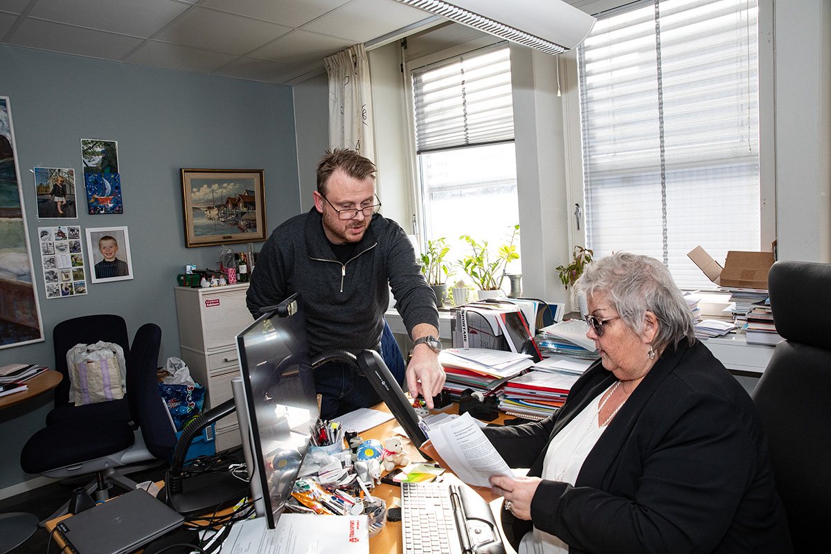 Kollegorna tittar ofta in hos Karin Peterson för att bolla, snacka eller fråga. Ombudsman Johan Nyman ska ta över efter Karin och undrar över skrivningen i ett avtal. Foto: Justina Öster