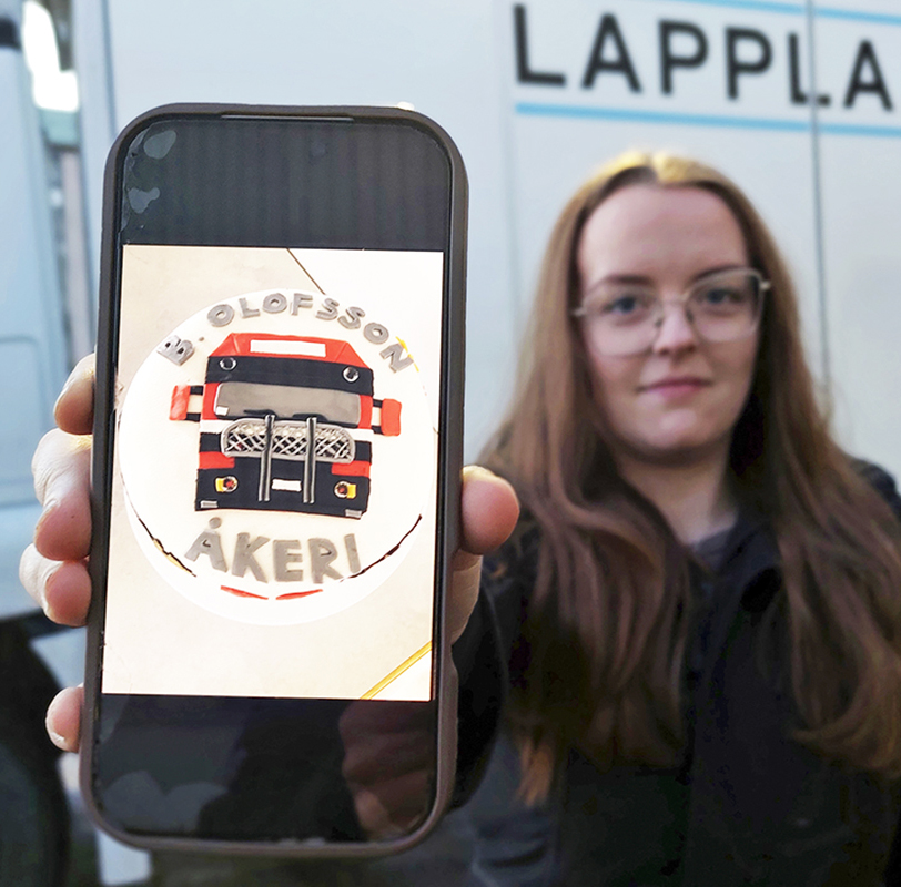 ”Den pillrigaste tårta jag gjort” säger Maja om lastbilstårtan med chokladbottnar, hallon, vitchokladfluff med chokladkross och kola. Foto: Bertil Janson