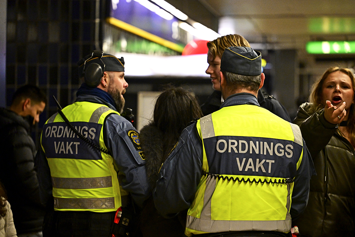 Bevakningspersonal, miljöarbetare, mat- och tidningsbud, anställda på bensinstation, färdtjänst- och taxiförare… Listan kan göras lång på yrkesgrupper inom Transport som utsätts för hot och våld. Foto: Woodan/Shutterstock