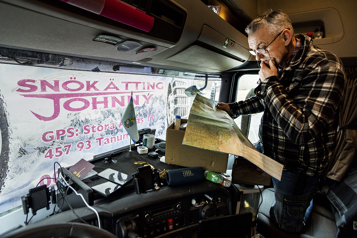 Att köra utan gps och där vägskyltar målats över är en utmaning. ”Är man väldigt osäker får man stanna och vinka till första lastbil och fråga dem eller hänga på. Det går inte bara att sitta i bilen och titta”, säger Johnny Eriksson. Foto: Maria Steén