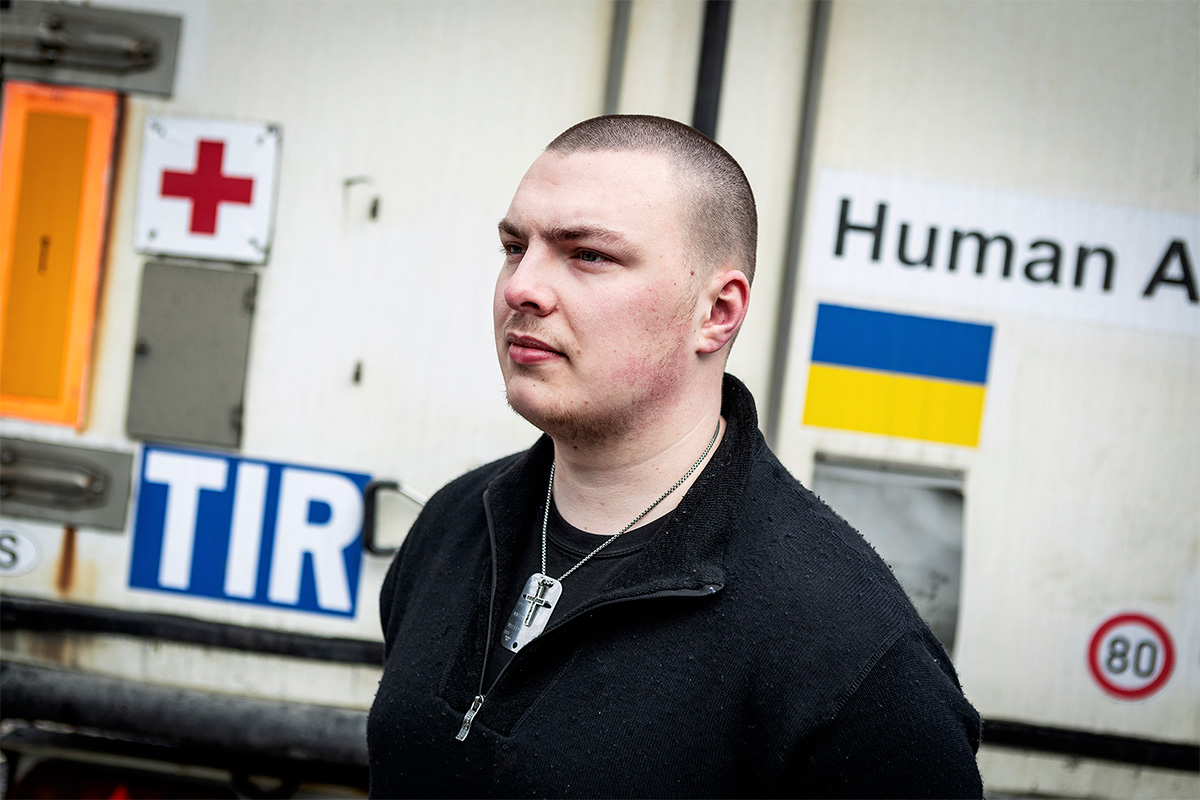 Att köra lastbil i en krigszon innebär risker. ”Innan en resa tänker man ’ska jag verkligen åka den här gången?’ Men man bara sätter sig i lastbilen, sedan är man i Polen och då är det för sent att backa ur”, säger William Vårhall. Foto: Maria Steén