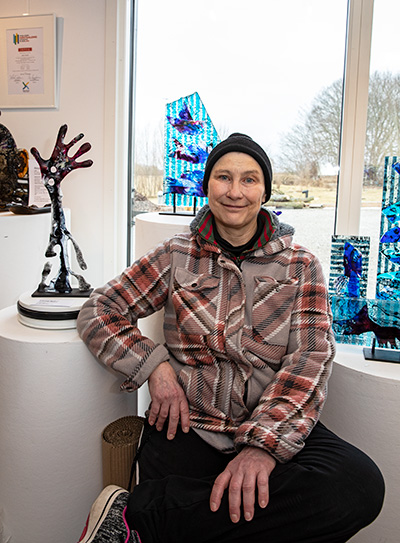 Anne Nickels upptäckte glaskonsten på nätet och gick en kurs. Nu håller hon egna kurser. Foto: Justina Öster