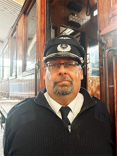 Mikael Bäcklund, trafikchef för dagen, framför en personlig favoritvagn från början av 1900-talet. Foto: Lilly Hallberg