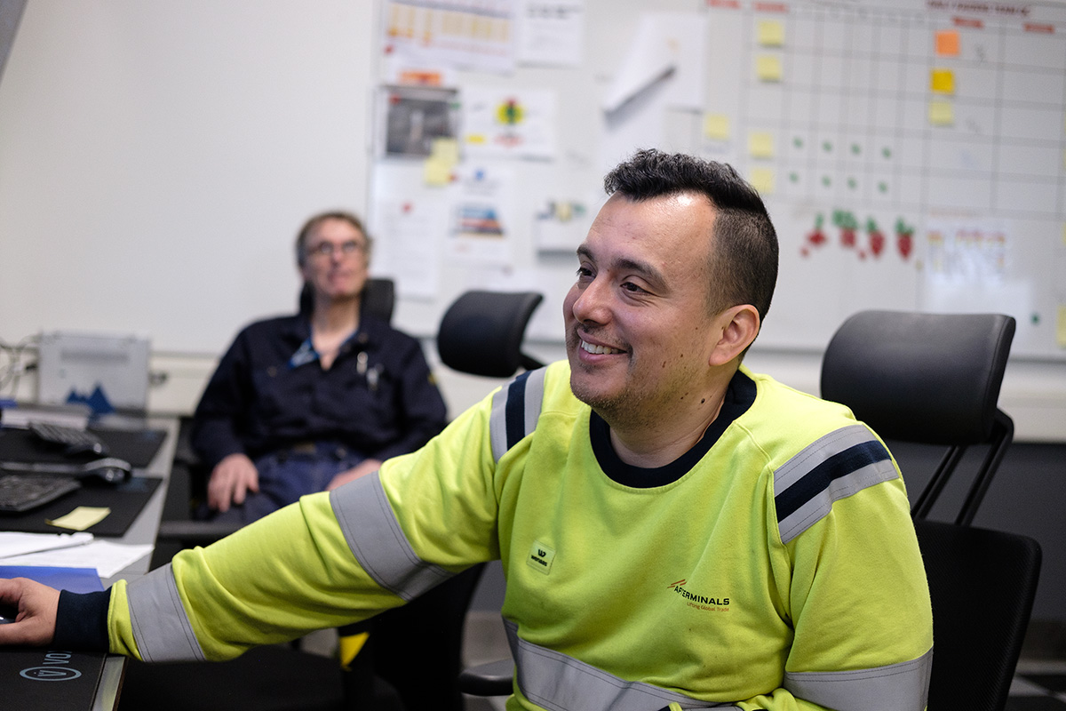 Israel Rojas är elektriker i kranverkstan. Foto: John Antonsson
