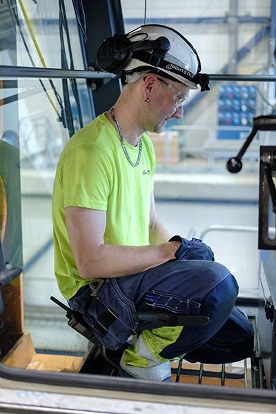 Patrik Alfredsson ska fixa en sak i truckhytten. Foto: John Antonsson