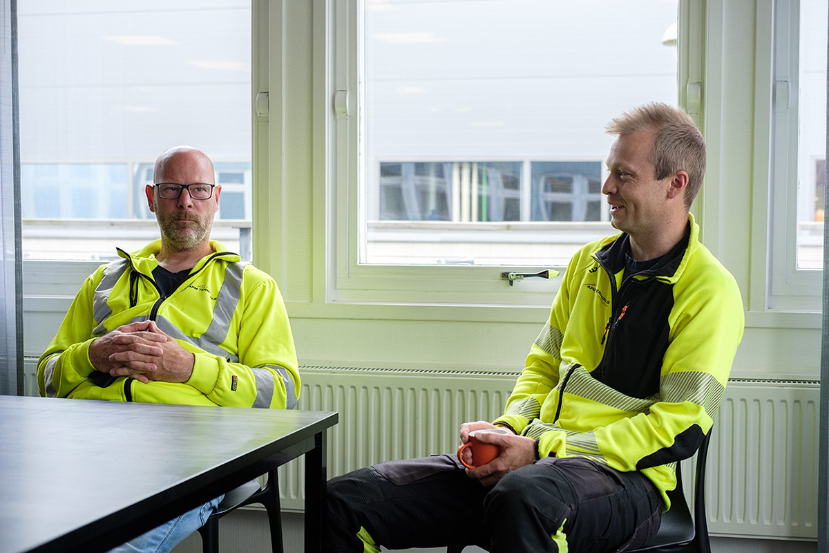 Daniel Börjesson och Fredrik Blomgren har en pratstund i fikarummet. Foto: John Antonsson