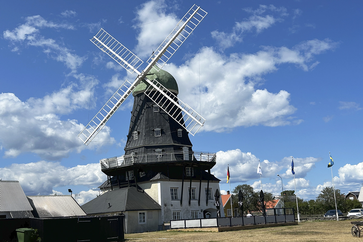Öland har över 350 kvarnar. Störst är den i kustbyn Sandvik, och inte bara på ön utan i hela Norden – kvarnen syns på långt håll för den som närmar sig från sjösidan. Foto: Lilly Hallberg