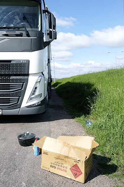 Städdag. Bolaget menar att de erbjuder allt de förutsätts, men många anställda hos KLG trucking måste i praktiken måste leva i sin hytt även när de har veckovila. Då samtliga anställda vi varit i kontakt med vill förbli anonyma är bilden en genrebild från en av Europas många helgbostäder. Foto: Hanna Strömbom