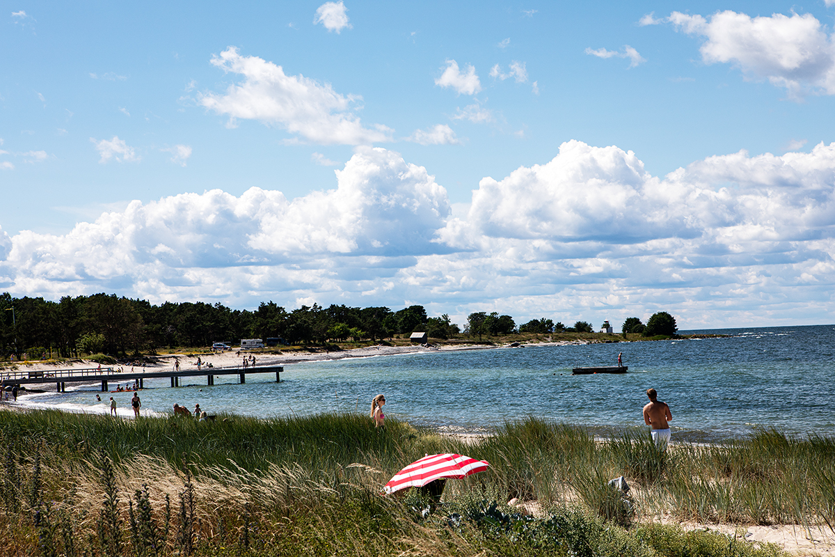 Sandstranden i kustbyn Byxelkrok i början av juli. Foto: Lilly Hallberg