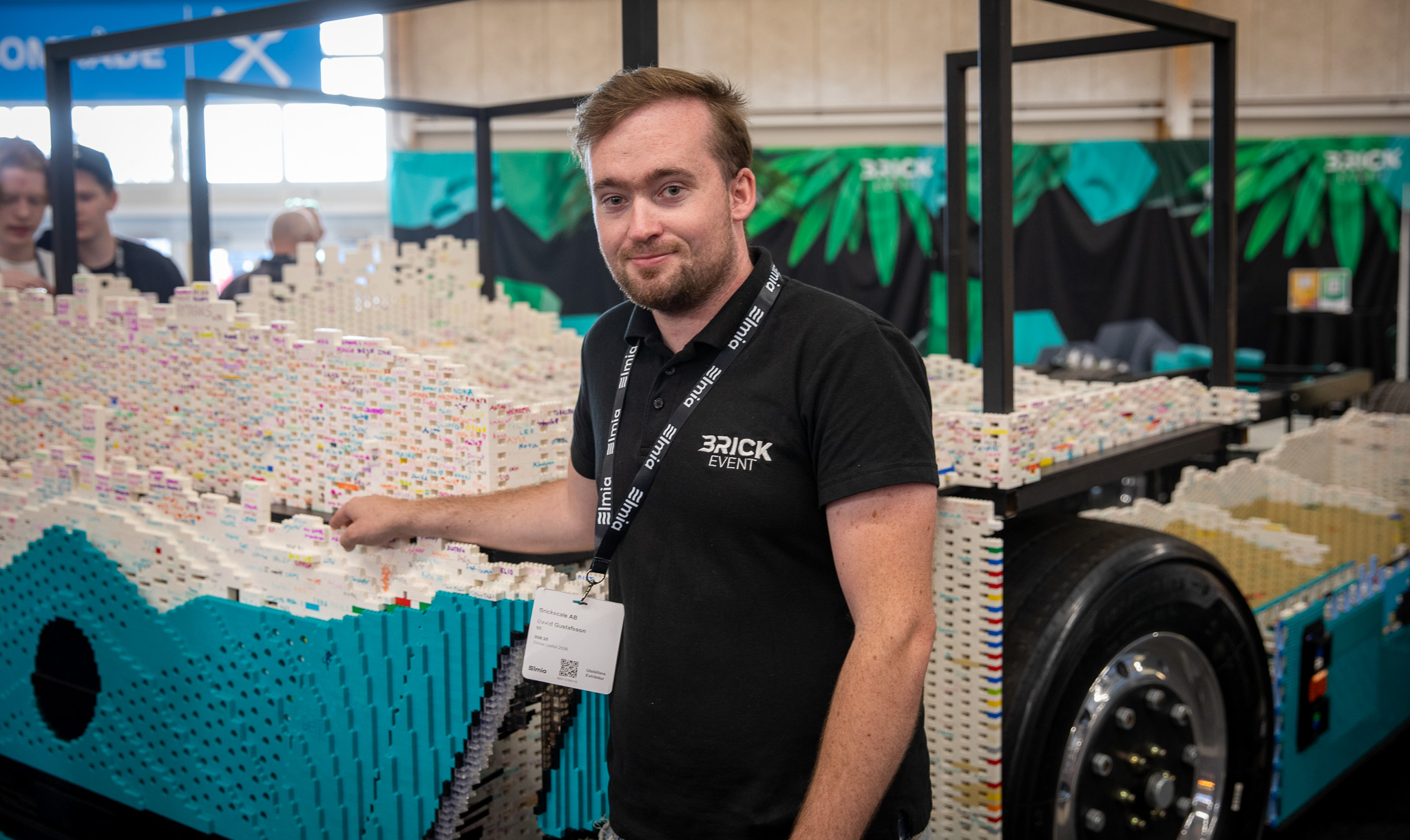 David Gustafsson bygger en fullskalig lastbil i lego. Foto: Dexter Svärd Huss