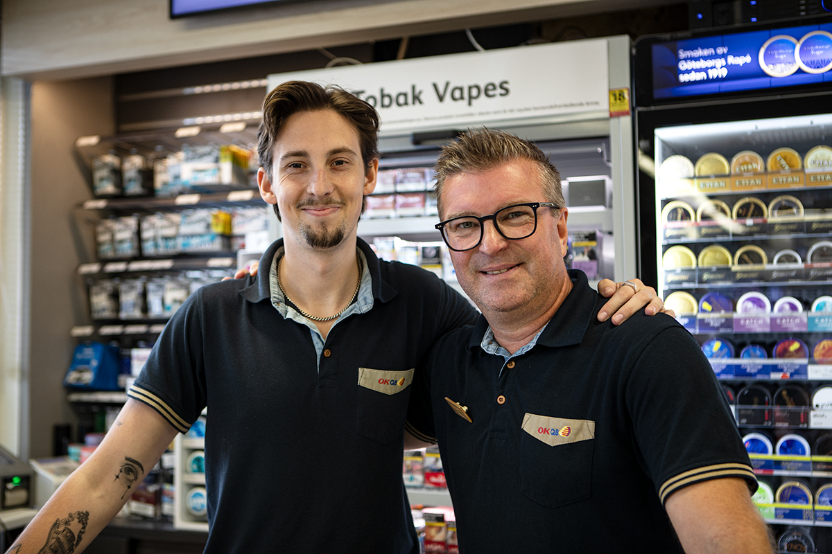 Melker Thorén och Marcus Henningsson på OKQ8:s servicestation i Borgholm. Foto: Lilly Hallberg