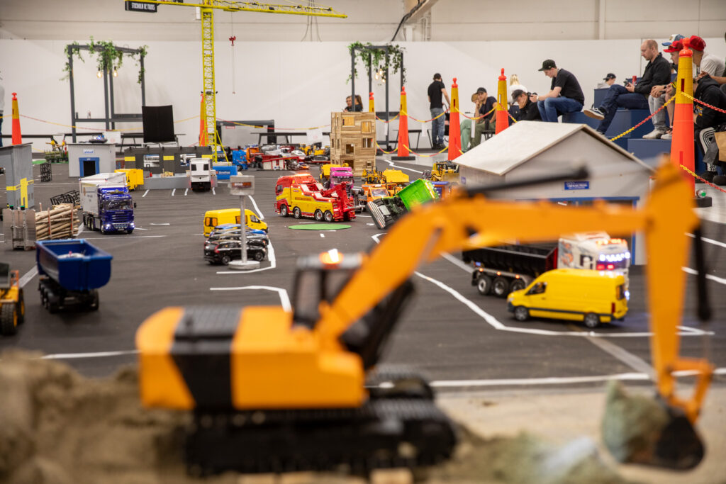 RC-Trucks bygger upp en mindre värld med radiostyrda fordon. Foto: Dexter Svärd Huss.