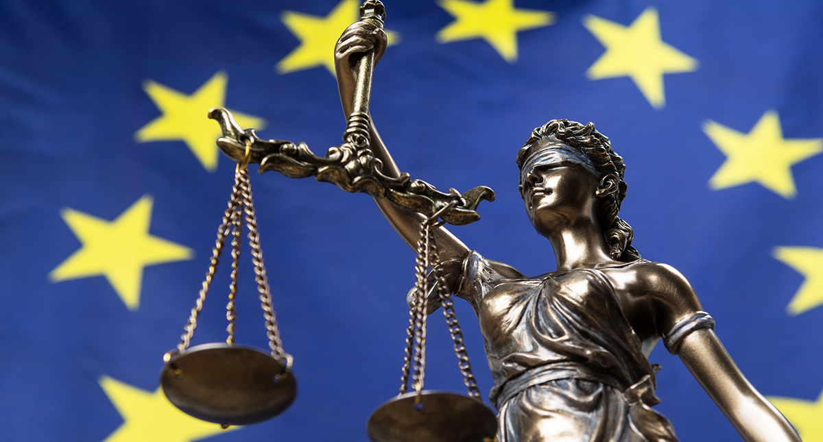 Fru Justitia och EU-falggan