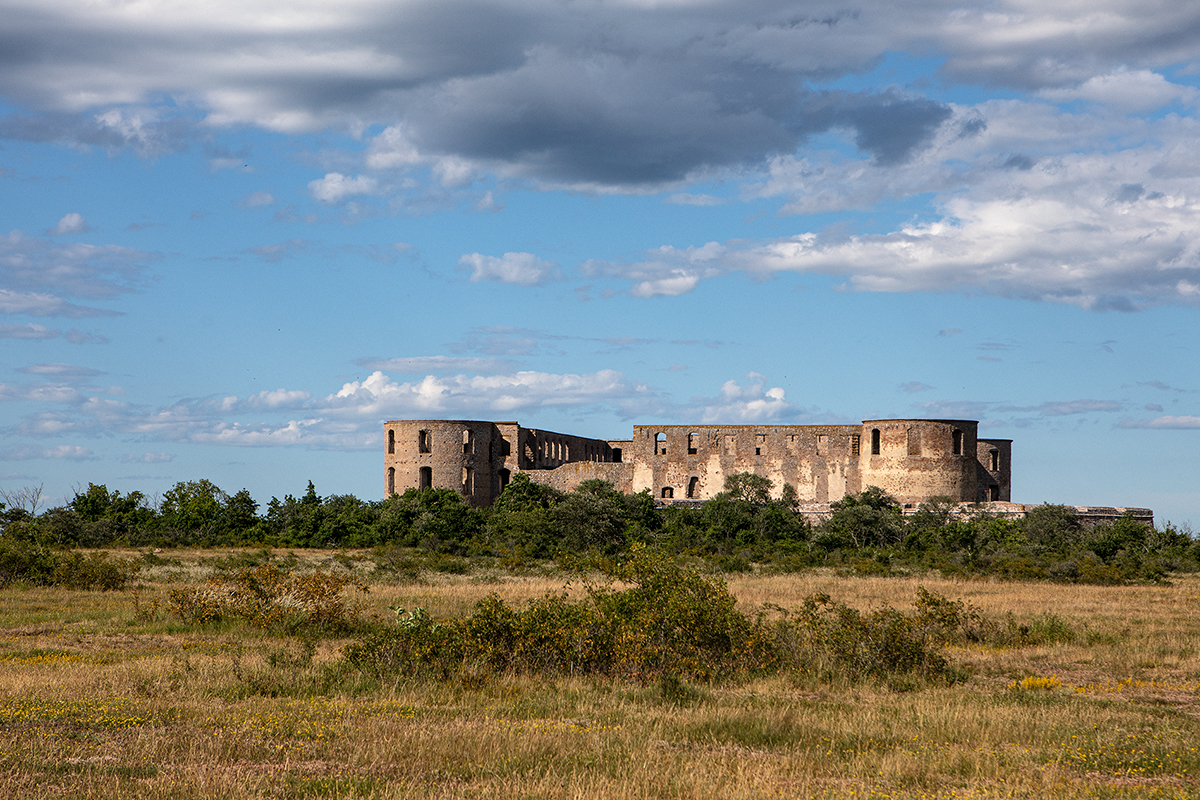 Slottsruinen i Borgholm tornar upp sig söder om staden och är i dag en av de stora turistattraktionerna, med en rad evenemang och konserter. Men något slott blev aldrig färdigställt. En brand år 1805 ödelade slutligen bygget som kommit av sig redan hundra år tidigare. Foto: Lilly Hallberg