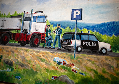 Poliskontroll: ”Det är inte alla yrken som har så här direkt med polisen att göra. Men som chaufför kan man bli bötfälld om man arbetar för fort (över 70 kilometer/timme) eller har andra brister på sin ’maskin’.” Foto: Lilly Hallberg