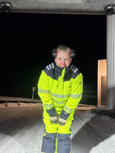 Rebecca Kandell tvingas ibland stå stilla och frysa i två timmar när hon ska lossa på vintern. Då är det som gjort för att somna i hytten efteråt. Foto: Privat