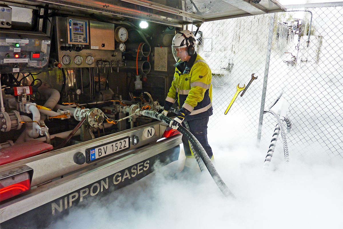 Rebecca Kandell levererar bland annat koldioxid, både flytande och som gas, till ett slakteri. Foto: Peter Olofsson