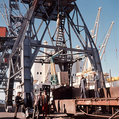 Fem gubbar hänger vid en kran, troligtvis 1970-tal. Foto: Göteborgs hamn AB