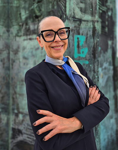 Helena Lidh längtade efter något som kunde bryta vardagslunken. Hon lämnade ett långt entreprenörsliv bakom sig och blev flygvärdinna vid 55. Nu njuter hon av den spretiga tillvaron i resväska. Foto: Maria Lund