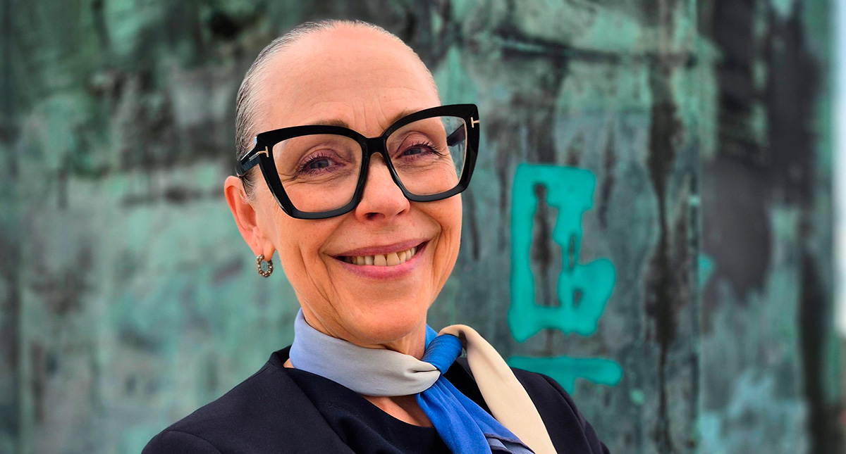 Helena Lidh längtade efter något som kunde bryta vardagslunken. Hon lämnade ett långt entreprenörsliv bakom sig och blev flygvärdinna vid 55. Nu njuter hon av den spretiga tillvaron i resväska. Foto: Maria Lund
