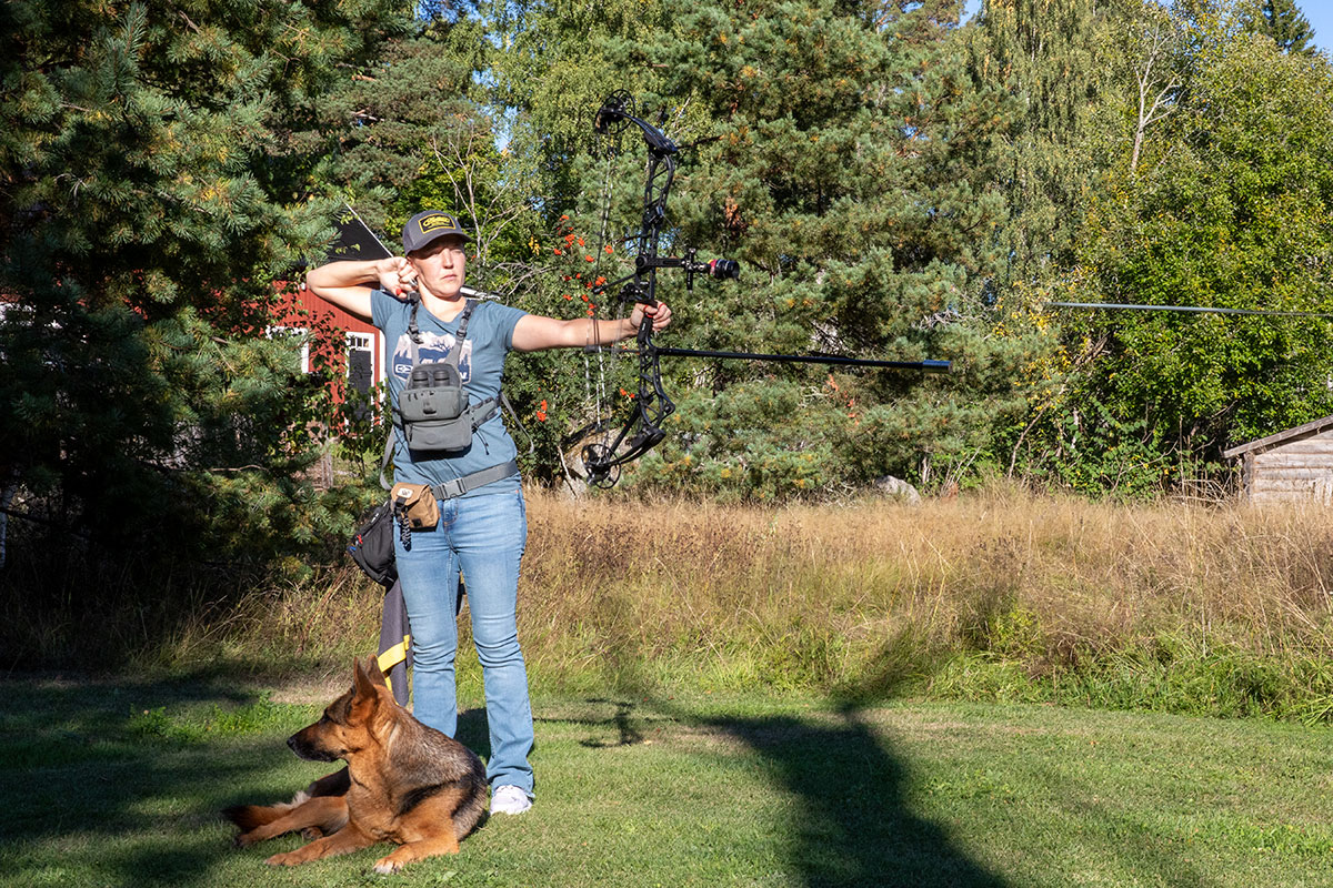 Ida Karlsson får sällskap av hunden Dixie när hon tränar hemma i trädgården i Jordåsen. Foto: Dexter Huss Svärd