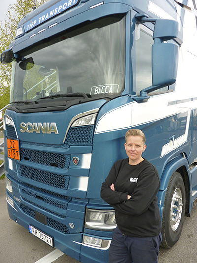Tankbilen som Rebecca Kandell rattar är cirka 16 meter lång och väger 50 ton fullastad. Foto: Peter Olofsson