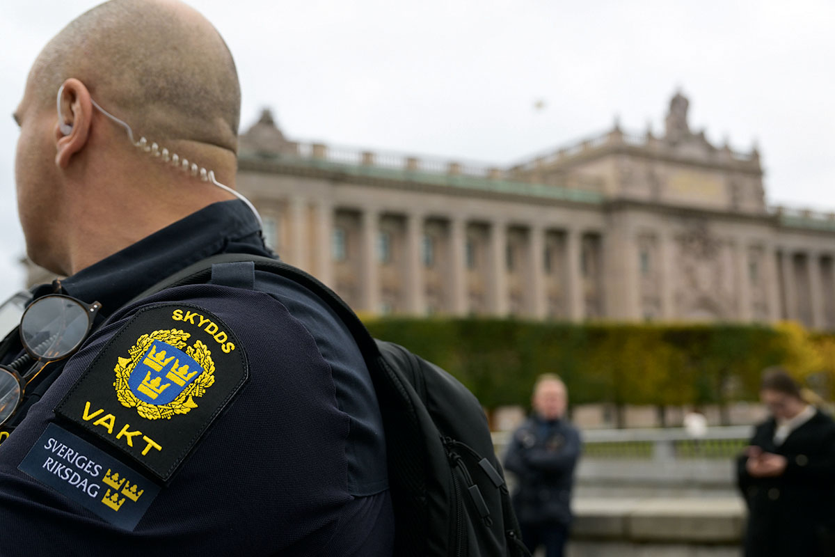 STOCKHOLM 20221018 Skyddsvakt utanför Riksdagen i samband med att Ulf Kristersson presnterar sin regering. Foto: Janerik Henriksson / TT / kod 10010