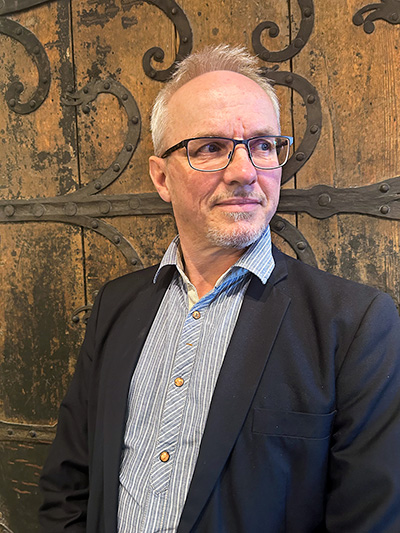 Museichef Leif Grundberg framför den medeltida kyrkporten från Valbo, som flyttats till Länsmuseet i Gävle. Foto: Lilly Hallberg