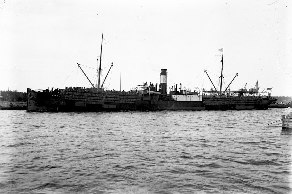Ångfartyget Fram, fullastad med timmer i Gävle hamn tidigt 1900-tal. (Fartyget sänktes under andra världskriget, torpederat av en tysk U-båt 1940, varvid åtta människor omkom.) Foto: Länsmuseet Gävleborg