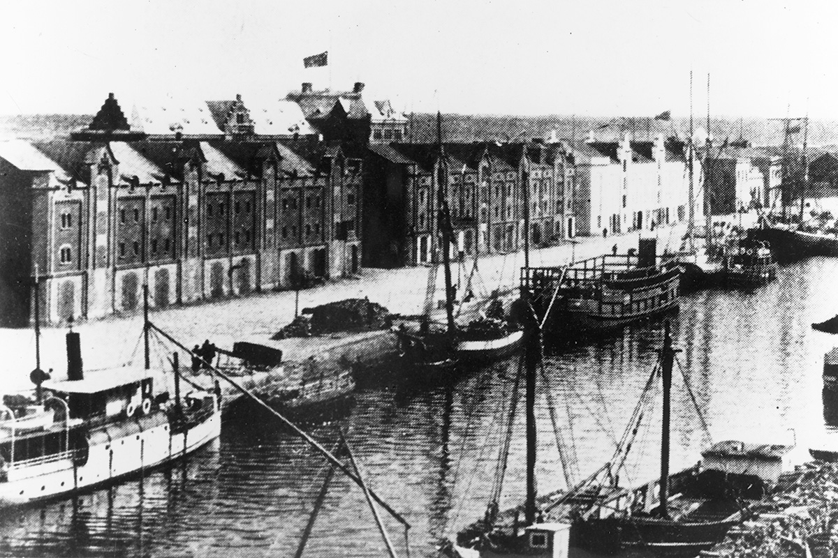 Ångfartyget Fram, fullastad med timmer i Gävle hamn tidigt 1900-tal. (Fartyget sänktes under andra världskriget, torpederat av en tysk U-båt 1940, varvid åtta människor omkom.) Foto: Länsmuseet Gävleborg