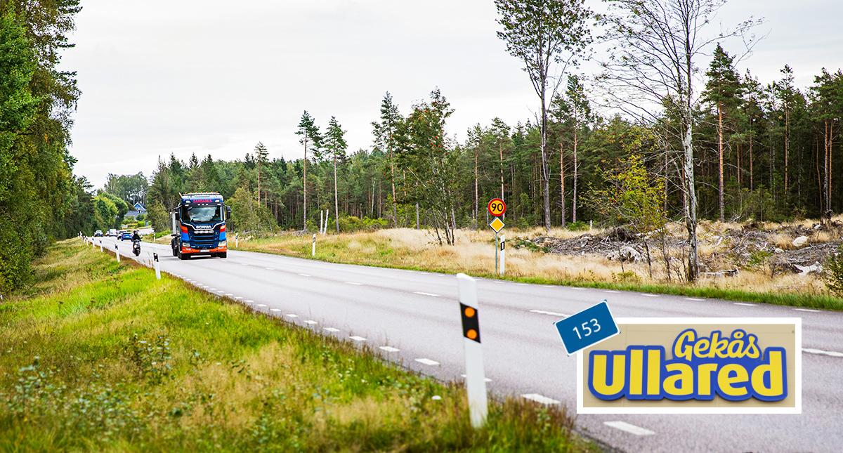Tunga transporter delar väg med lätta mopeder – i hög hastighet. Foto: Dexter Svärd Huss