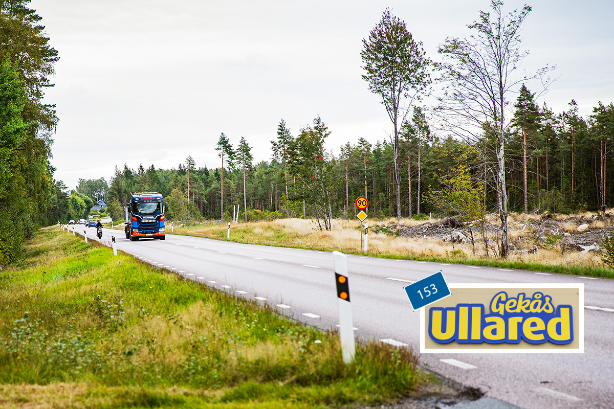 Tunga transporter delar väg med lätta mopeder – i hög hastighet. Foto: Dexter Svärd Huss