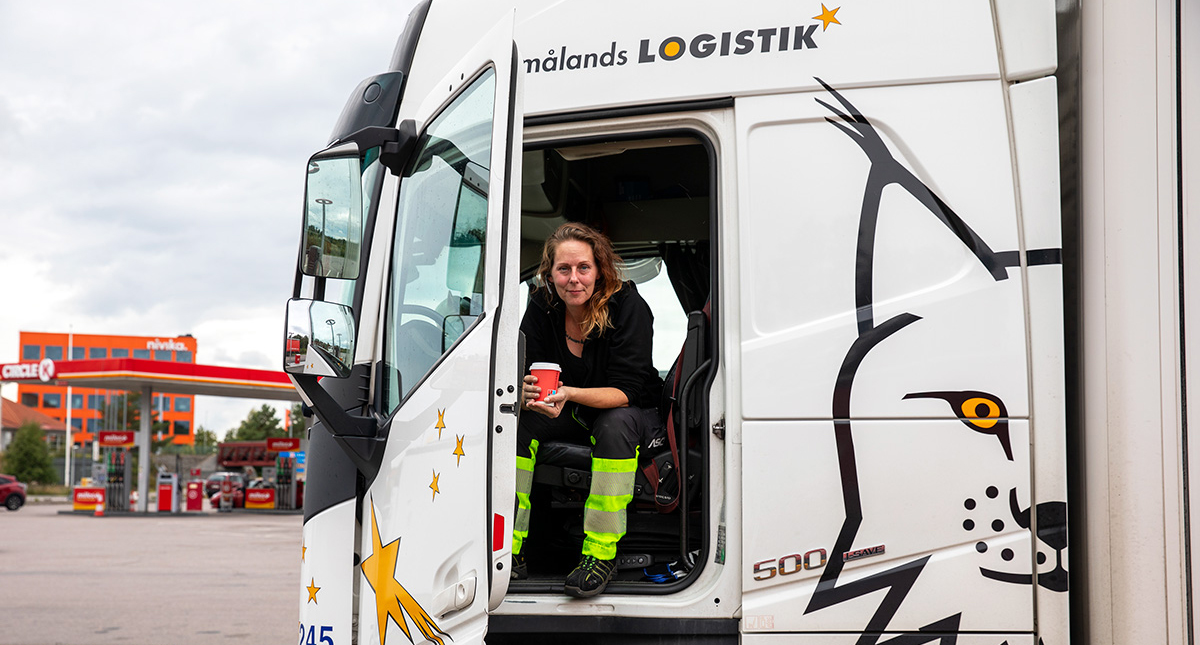 Angelica Bolander uppskattar krokiga skogsvägar, nästan lika mycket som kaffepauser. Foto: Dexter Svärd Huss
