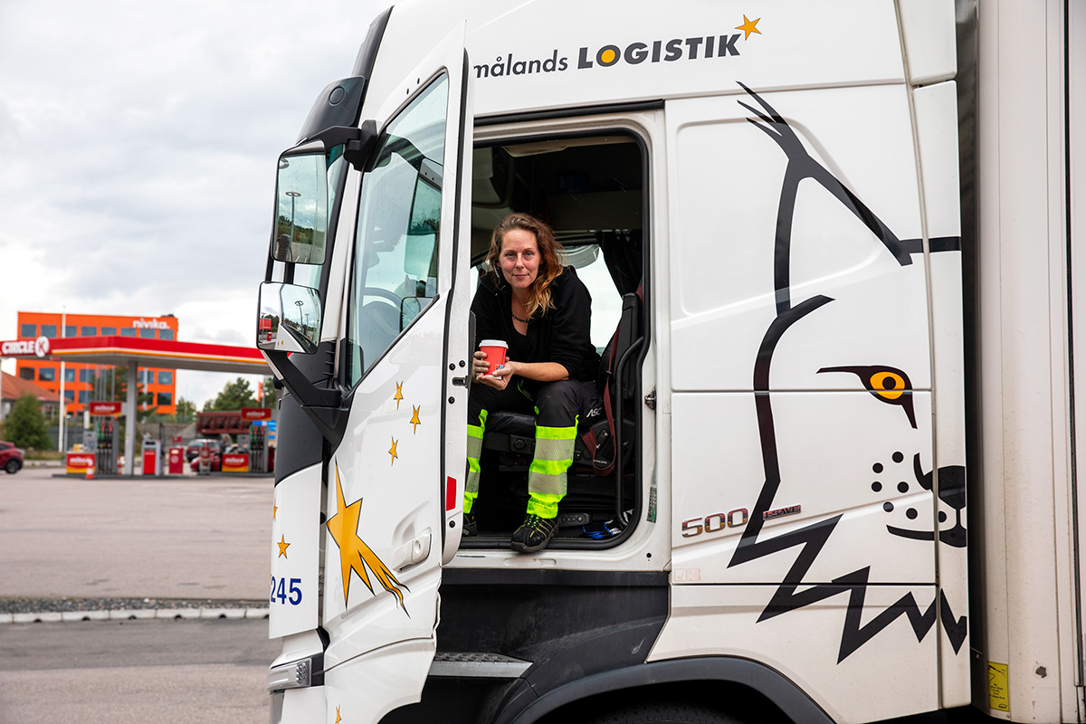 Angelica Bolander uppskattar krokiga skogsvägar, nästan lika mycket som kaffepauser. Foto: Dexter Svärd Huss